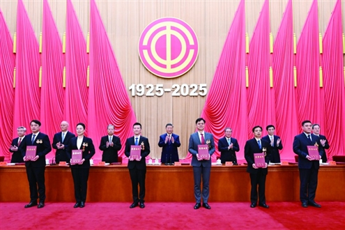 4月28日,庆祝中华全国总工会成立100周年暨全国劳动模范和先进工作者表彰大会在北京人民大会堂隆重举行。这是习近平等党和国家领导人为全国劳动模范和先进工作者代表颁发荣誉证书。新华社发